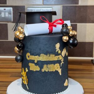 the-golden-scholar-graduation-cake